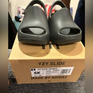 Unisex toddler  yezzy slides!!!